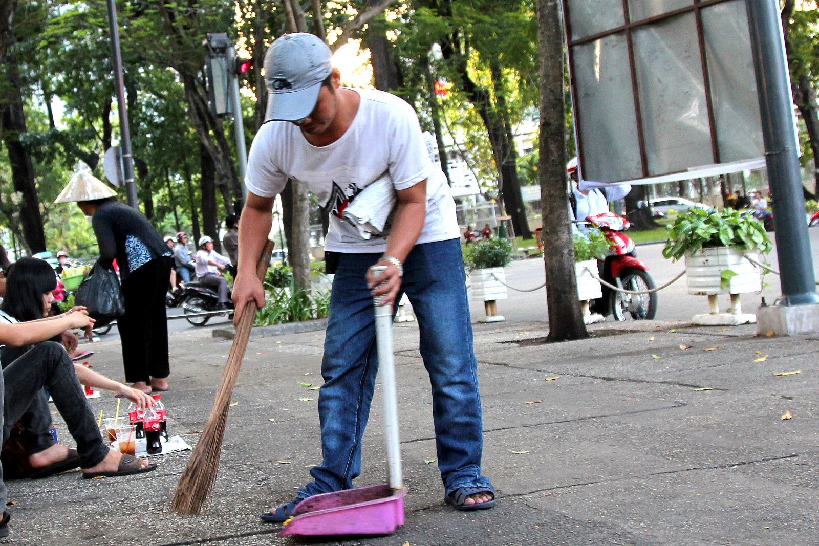 Ngay sau khách rời đi nhân viên bán cà phê nhanh chóng dọn dẹp sạch sẽ giấy báo và rác do khách bỏ lại.