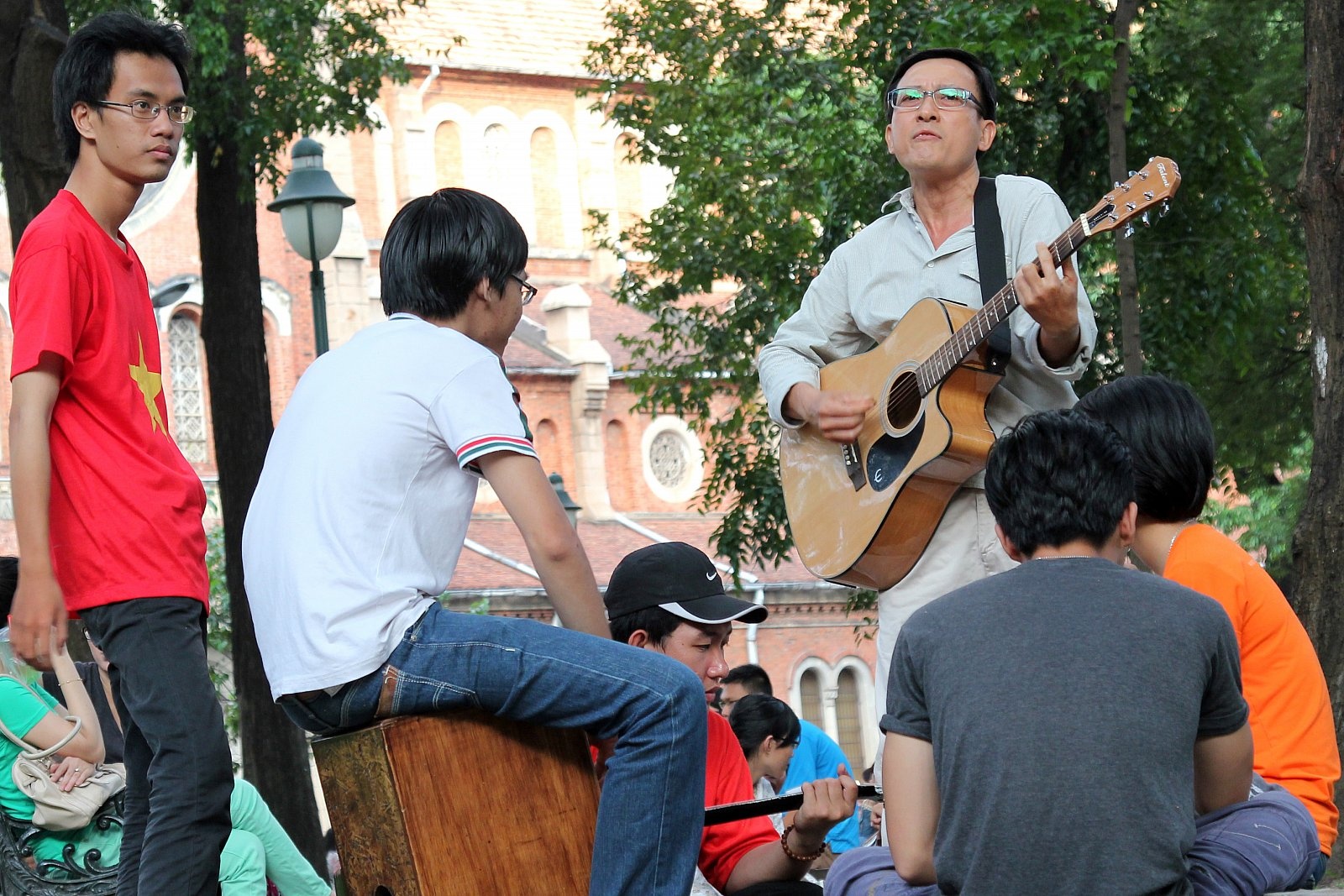 Điểm đặc biệt của cà phê bệt là ở đây không có mở nhạc nhưng lại vô cùng náo nhiệt và sôi động bởi các nhóm bạn trẻ tụ tập về đây đàn hát.