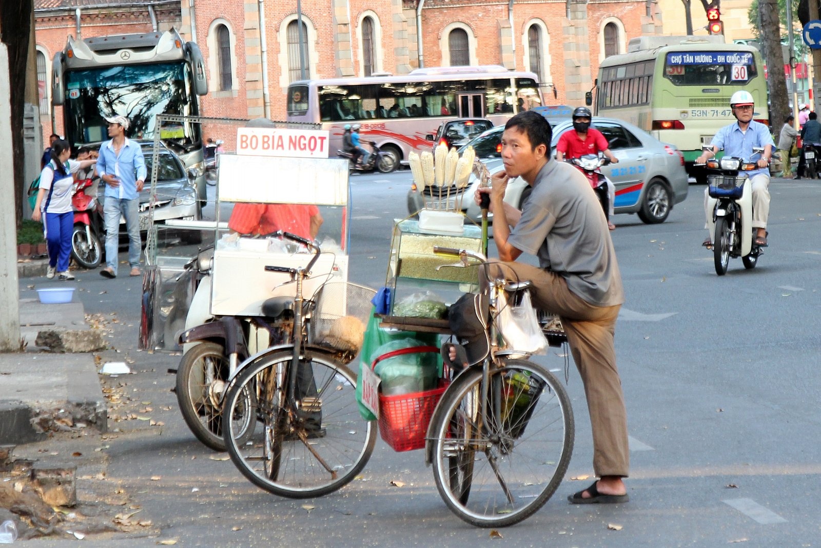 Những người bán hàng rong vây quanh công viên chờ sơ hở của lực lượng bảo vệ để tiếp cận khách hàng.