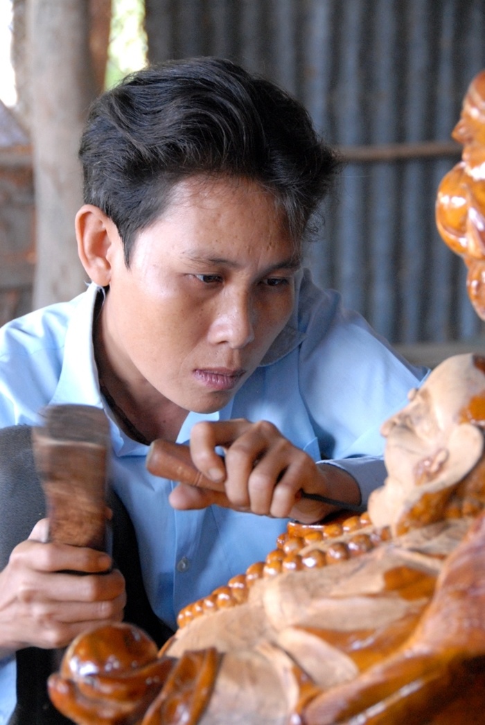 Làm nghề đục đẻo để cho ra tác phẩm đẹp đồi hỏi phải có tính kiên nhẩn và khéo tay, đồng thời nghệ nhân hòa mình vào tác phẩm như vậy mới cho ra tác phẩm có hồn.