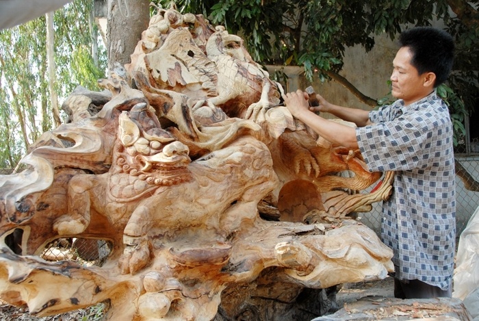 Theo anh Thanh đây là một gốc cây hương có chiều cao 1,2m, chiều ngang gần 2m do một ông chủ lớn ở Châu Đốc (An Giang) mang đến thuê anh gia công với giá 40 triệu đồng. Sau 4 tháng một mình anh Thanh tạo hình, đục đẽo,… đến nay Tứ Linh: Long, Lân, Qui, Phụng đã “hiện hình” rất uy nghiêm. Tuy nhiên theo anh Thanh để hoàn thiện tác phẩm này anh cần làm thêm 1 tháng nữa mới ưng ý, giao cho khách.