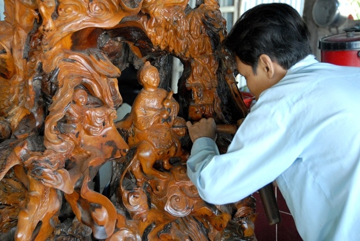 Với 3 năm trong nghề đã cho ra đời cả trăm tác phẩm điêu khắc trên gỗ. 