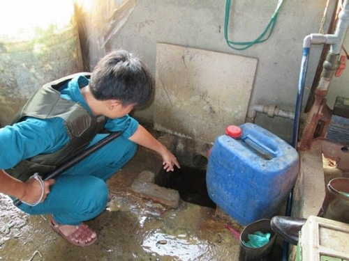 Nước thải được đổ thẳng ra con rạch phía sau nhà gây ô nhiễm trong khu vực.