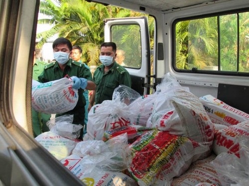 Toàn bộ tang vật được tịch thu đưa lên xe đi tiêu hủy tại bãi rác Đông Thạnh (Hóc Môn).