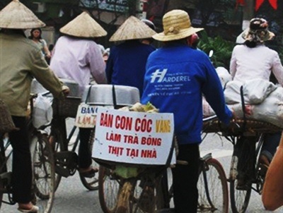 Nguoi ban ruoc coc o Ha Noi ru nhau Nam tien hinh anh