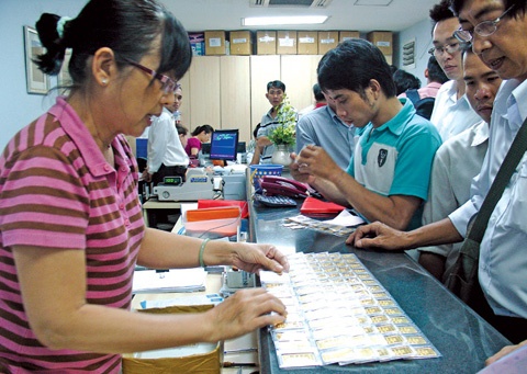Vàng giảm giá, có người mua hàng trăm lượng vàng.
