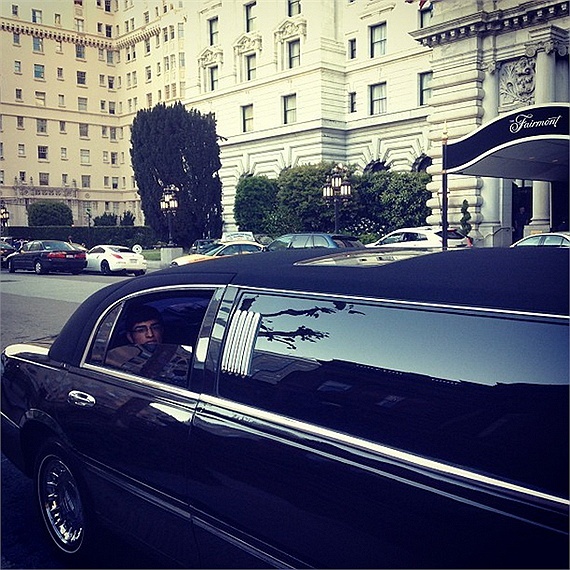 Lavish khoe đang đi dạo bằng chiếc Limousine.