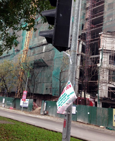 Quảng cáo cho vay tiền của tín dụng đen xuất hiện tại hầu khắp các ngã tư trên đường phố Hà Nội.