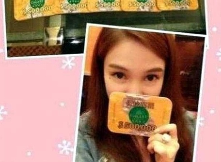 Ảnh của Guo Meimei với chiếc thẻ đánh bạc.