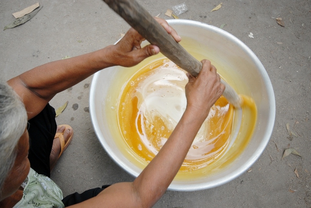 Công đoạn khuấy đường vừa làm nguội và tăng độ dẻo mà giúp đường có màu trắng vàng rất đẹp mắt.