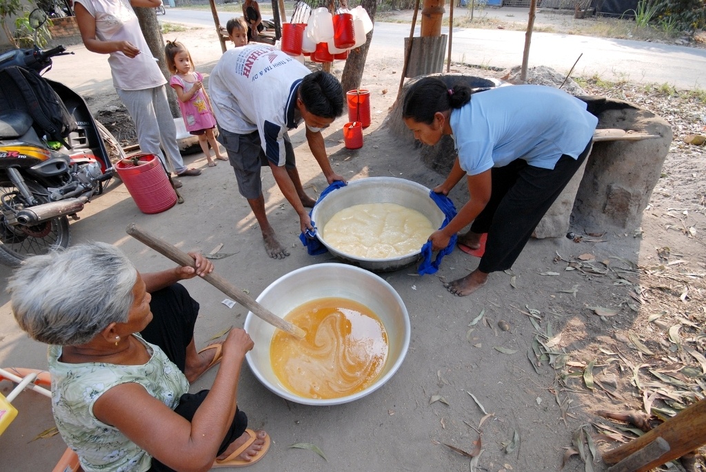 Theo ngươi dân sản xuất đường thốt nốt cho biết, bình quân cứ 4 lít nước đường sẽ cho ra 1kg đường thành phẩm.