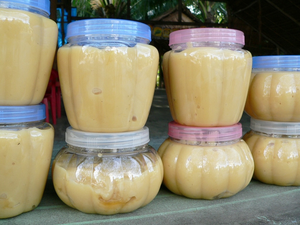 Nước lấy từ cây thốt lnốt, đồng bào Khmer đem nấu và cho ra sản phẩm rất hấp dẫn, với mùi thơm ngon và vị ngọt đậm đà, chưa có loại đường nào sánh bằng. Vùng núi An Giang là nơi duy nhất ở miền Tây sản xuất loại đường đặc sản Thốt Nốt giá bán 25.000 đồng/kg. Còn tại lò nấu giá chỉ 18.000 -20.000 đồng/kg.