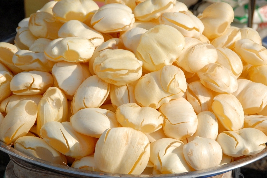 Gía bình quân 1 quả thốt nốt giá bán 3.000 -4.000 đồng/quả, còn bổ ra lấy cái giá 1kg 35.000 đồng.