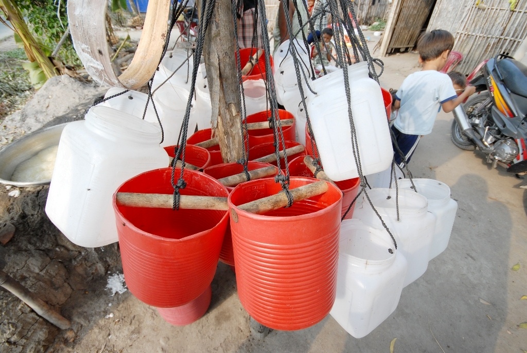 Ngày xưa dụng cụ để lấy nước đường thốt nốt đa phần được làm bằng óng tre gai, nhưng ngày nay được thay thế các lọ bằng mủ loại 2 lít.