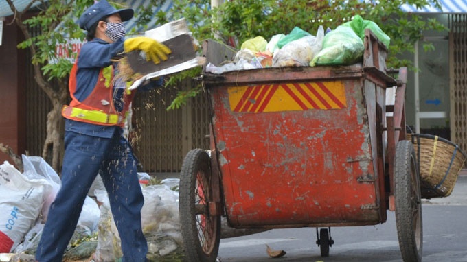 Công nhân công ty môi trường đô thị thu gom rác trên đường phố Nha Trang.