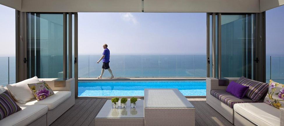 Bể bơi tuyệt đẹp ở lưng chừng trời khiến ta có cảm giác choáng ngợp.