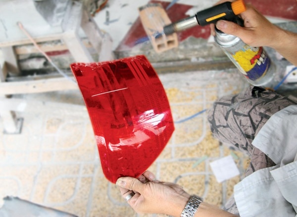 Giá của một lần vá đèn xe hơi khoảng 150.000 đến 250.000 đồng.