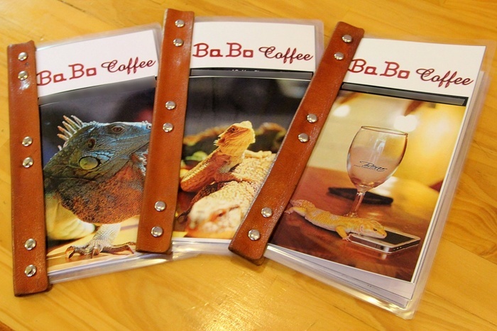 Ngay từ menu quán đã tạo ấn tượng với khách hàng với hình ảnh của những chú bò sát.