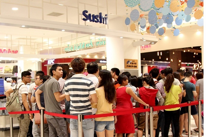 Cửa hàng bán sushi nằm trong một trung tâm thương mại lớn vừa khai trương tại quận Tân Phú, lúc nào cũng đông khách.