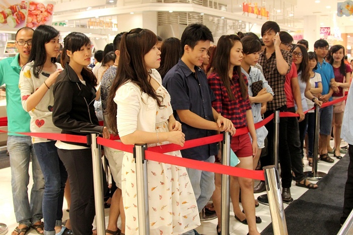 Trái ngược hoàn toàn với những nơi khách khách hàng của tiệm sushi Nhật này có ý thức xếp hàng ngay ngắn, trật tự chờ đến lượt để được vào mua.