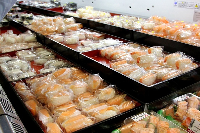 Những miếng sushi thơm ngon vừa ra lò và được gói sẵn trong miếng nilon.