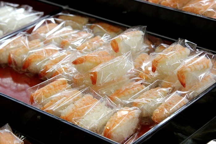 Sushi tôm và nhiều loại khác chỉ có giá 5000 đồng đang là sự lựa chọn của nhiềukhách hàng.