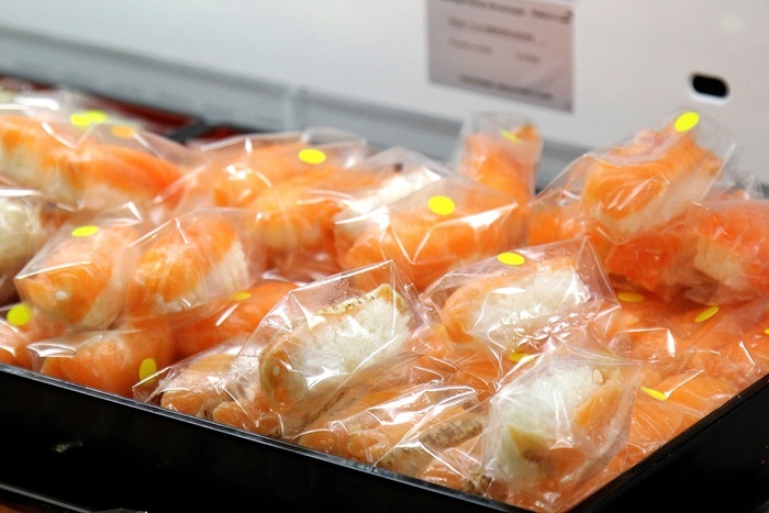 Trên miếng sushi cá hồi có đánh dầu chấm vàng được bán với giá 10.000 đồng.