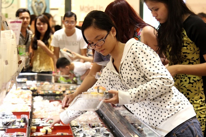 Khách hàng thường lựa chọn nhiều miếng sushi khác nhau để thay đổi khẩu vị.