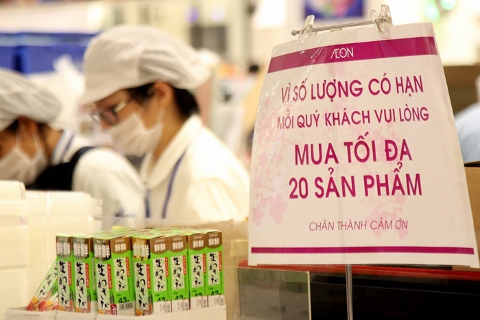 Lượng sushi không đủ cung cho khách hàng cửa tiệm phải để bảng thông báo mỗi khách hàng chỉ được mua 20 sản phẩm.