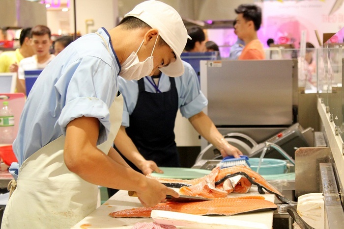 Cá tươi được xẻ thịt ngay tại chỗ để đảm bảo độ tươi ngon của món sushi.