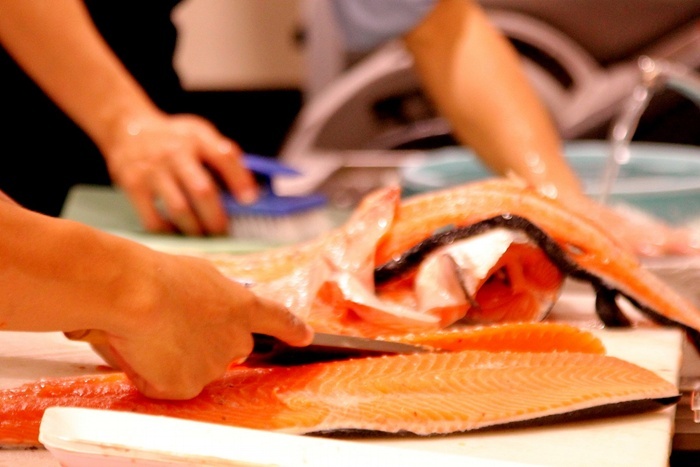 Cá hồi là nguyên liệu chính để làm sushi.