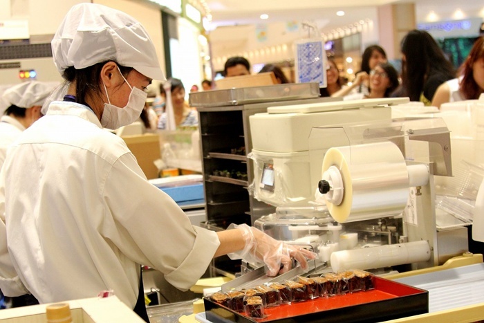 Sushi ở đây được chế biến và gói giấy kiếng bằng máy,dù sản xuất bằng máy nhưng vẫn không đủ sushi cung cấp cho người dùng.