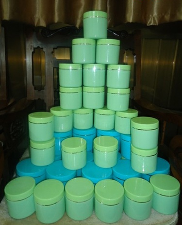 Không nhãn mác, không xuất xứ, không hạn sử dụng và giá cả không hềrẻ – các loại kem này vẫn thu hút rất đông khách hàng tìm mua. 