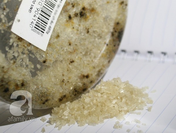 Mì chính đựng trong lọ kín nhưng bị nấm mốc tấn công.