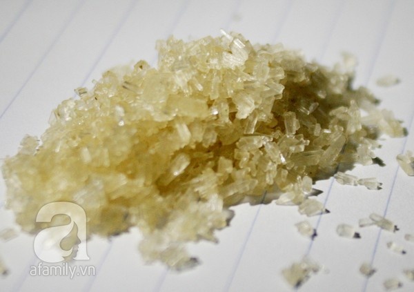 Và chuyển màu vàng đục.