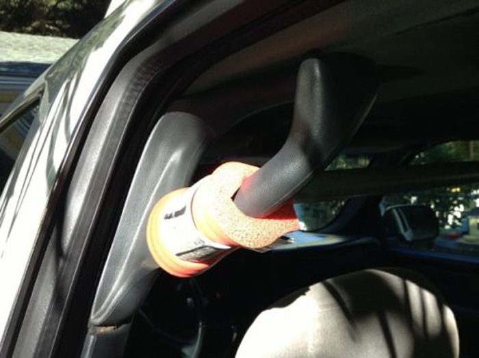 Đập dẹt hai đầu ống kim loại và uốn cong với độ cong tương đương tay nắm ở hàng ghế sau. Đặt thanh kim loại móc vào hai bên tay nắm, kiểm tra độ chắc chắn, đảm bảo không lỏng lẻo và tuột khỏi tay nắm khi rung lắc mạnh.