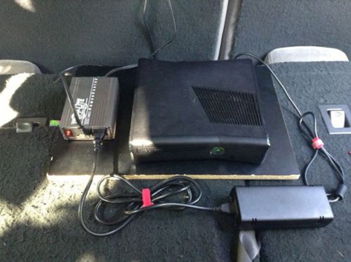 Đấu một đầu dây điện vào ắc-quy của xe, đầu còn lại luồn vào trong cabin và đấu với bộ đổi nguồn đặt ở sàn xe cạnh máy game. Cố định bộ đổi nguồn cùng máy game, tránh tình trạng bị xê dịch khi xe di chuyển để ổn định nguồn cấp điện.