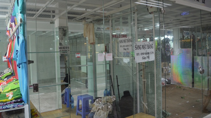 Khoảng 2/3 số sạp hàng bên trong Lucky Plaza (Nguyễn Huệ, quận 1, TP.HCM) đóng cửa, bị niêm phong vì nợ phí hoặc treo thông báo sang gian hàng