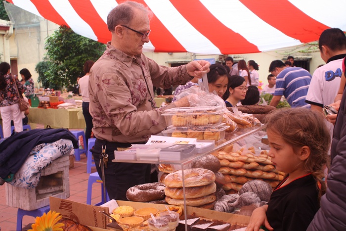 Cho nuoc ngoai giua thu do hinh anh