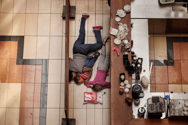 Phóng viên giành giải Tin ảnh nóng là Tyler Hicks với chùm ảnh đầy thuyết phục ghi lại vụ tấn công khủng bố đẫm máu tại trung tâm mua sắm Westgate tại Kenya.