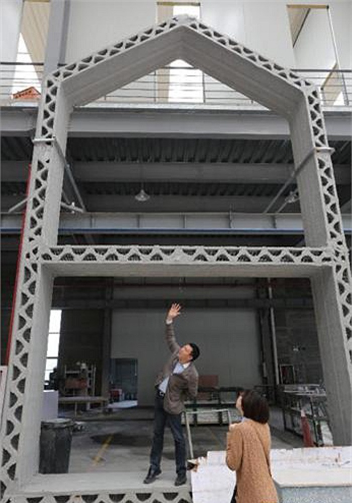 CEO Ma Yihe đang chỉ cho phóng viên thấy khung ngôi nhà - bộ phận này cũng được tạo nên từ máy in 3D. 