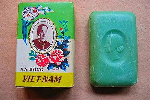 Xà bông Cô Ba để lại ấn tượng lâu bền chính là gương mặt người phụ nữ Việt Nam phúc hậu in trên bao bì.