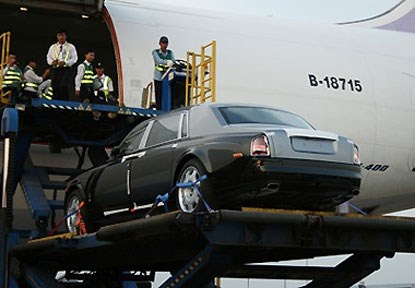 Chiếc Rolls Royce Phantom của bà Diệp được chở về Việt Nam bằng máy bay với cước phí <abbr class=