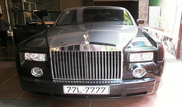 Chiếc Rolls Royce Phantom trong sân tư gia của bà Dương Thị Bạch Diệp.