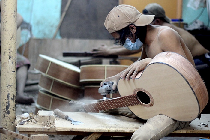 Ben trong noi san xuat dan guitar lon nhat Sai Gon hinh anh