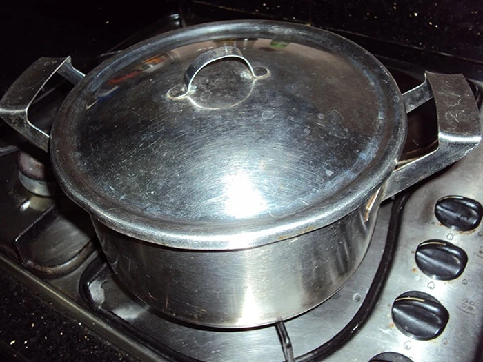 11.	Chiếc bếp gắn nồi được cho là không hữu dụng vì chỉ có 1 đáy, đun dễ bị cháy. Tuy nhiên, đồ bền đẹp theo thời gian của nó thì không ai có thể phủ nhận được.