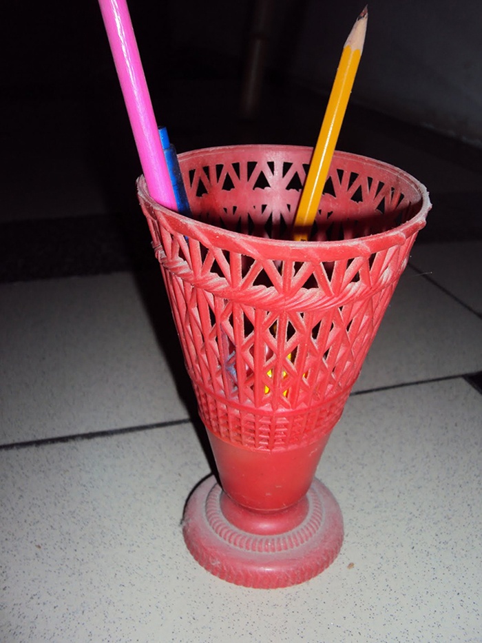 12.	Giỏ đựng bút của Liên Xô cũ vẫn được một số gia đình Việt lưu giữ.