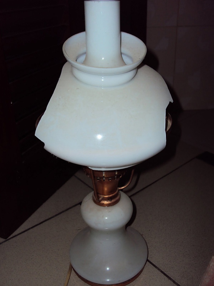 13.	Chiếc đèn Liên Xô thời thượng một thời ở Việt Nam đã bị vỡ lồng chụp.