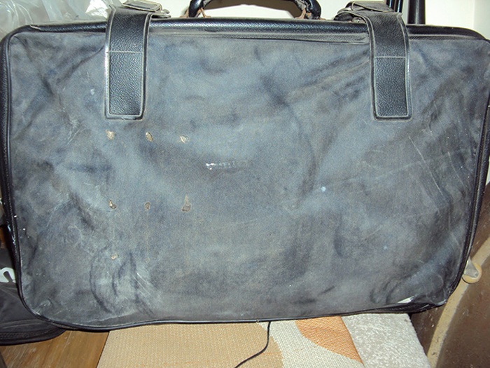 14.	Vali bằng da được mang từ Liên Xô về đang được tận dụng làm đồ dựng dây điện.