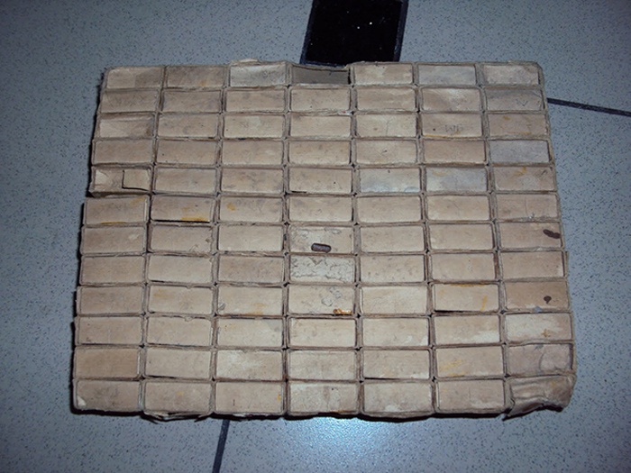 cái hộp diêm dính vào với nhau thành một cái hộp nhiều ngăn kéo để đựng ốc. Cả những con ốc bên trong cũng của Liên Xô.